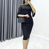 Schwarzes Etuikleid in Midi-Länge