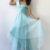 فستان سهرة من التول بلون أخضر مائي غير متماثل